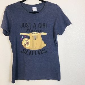 🐾 Just a girl who loves sloths tee sz M